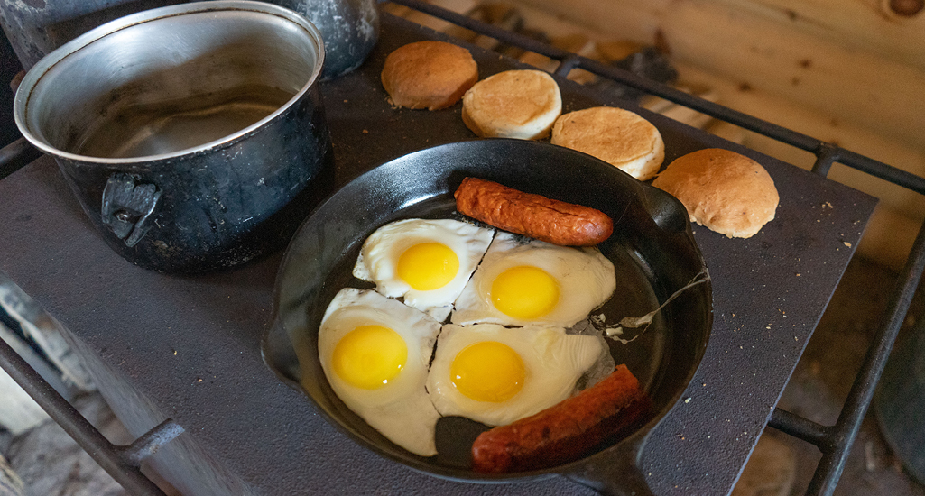 Breakfast in a cabin