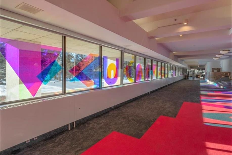 MacKenzie Art Gallery -  ᐁᐸᐢᐹᐱᐟ ᐚᓰᓇᒫᓂᕁ ᐚᐸᐦᑕᑦ ᐁᓈᓈᐦᑌᔨᐠ / Looking out her window she watches a moving mirage of dazzling light; Photo: Joi T. Arcand.