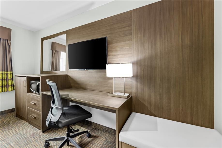  Super 8 by Wyndham Saskatoon Near Saskatoon Airport