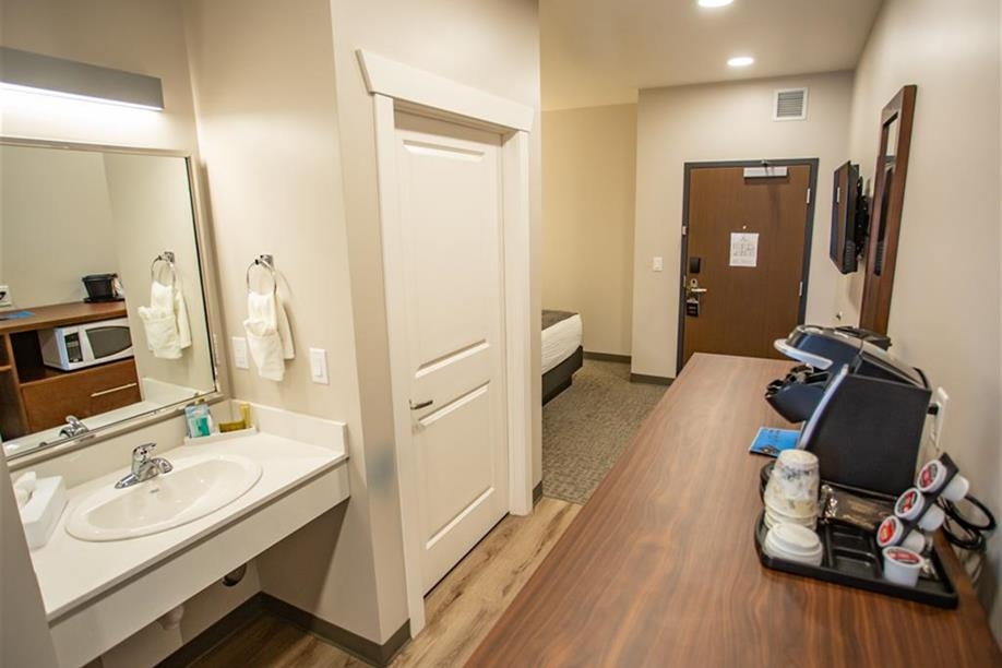 Blue Crescent Hotel | Legacy Inn - Queen Guest Room