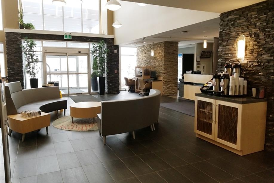 Best Western Plus Airport Inn & Suites - Lobby