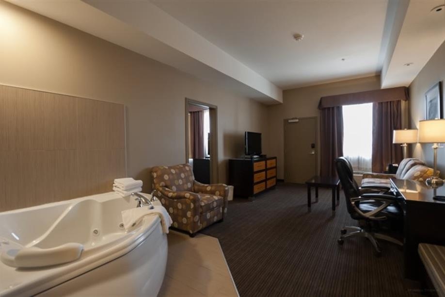 Best Western Plus Moose Jaw - Jacuzzi Suite
