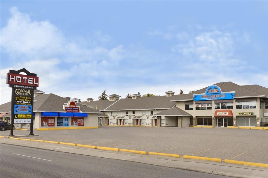 Colonial Square Inn & Suites