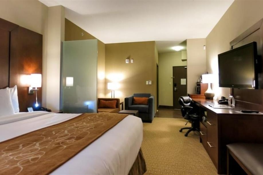 Comfort Suites Saskatoon - King Suite