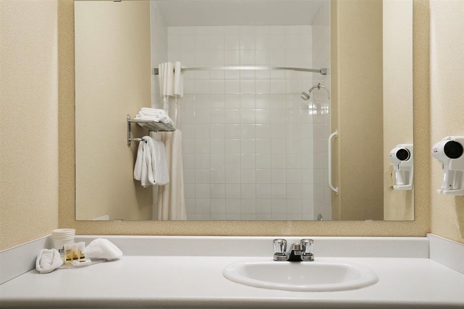 Days Inn Moose Jaw - Guest Room Bathroom