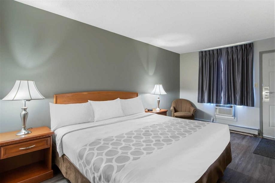 EconoLodge - Single Queen Guest Room