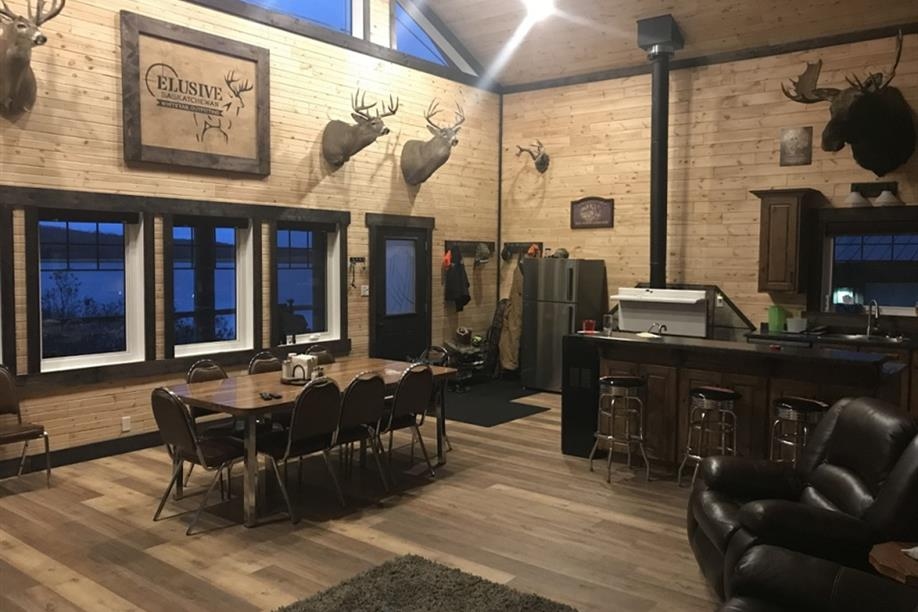 Elusive Saskatchewan Whitetail Outfitting