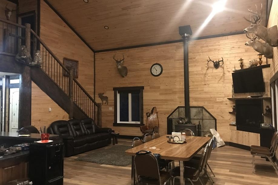 Elusive Saskatchewan Whitetail Outfitting