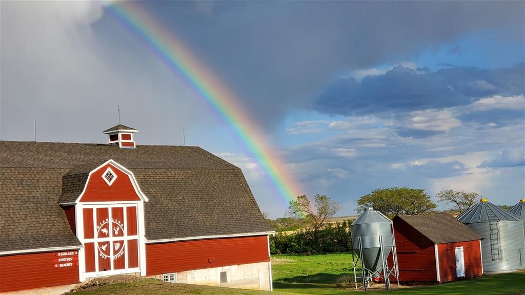 Highland Lodge and Cabin - The historic barn on site is a perfect venue for weddings and group gatherings.