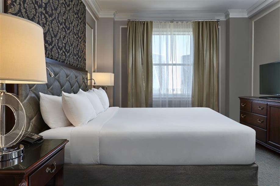 The Hotel Saskatchewan, Autograph Collection - Deluxe Suite - Sleeping Area