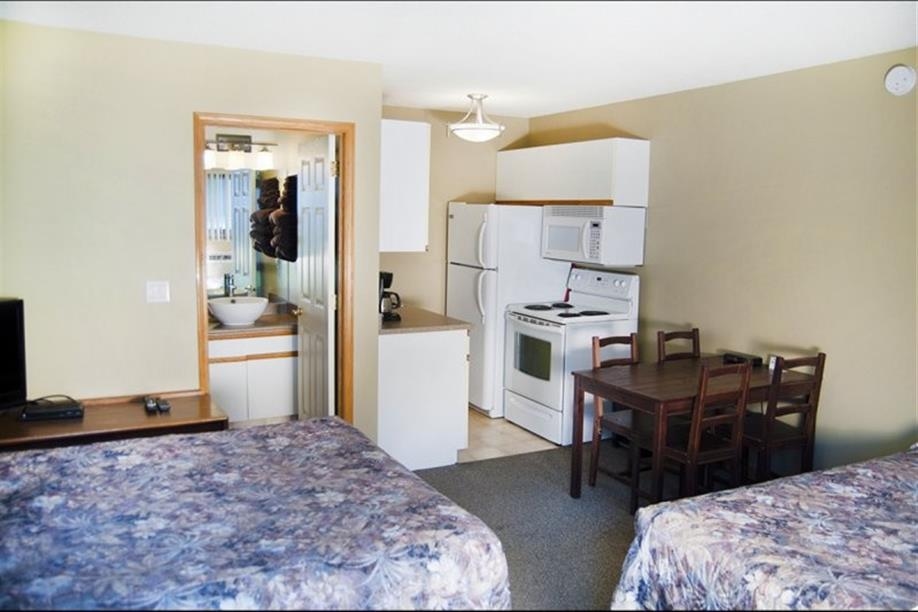 Lakeside Country Inn