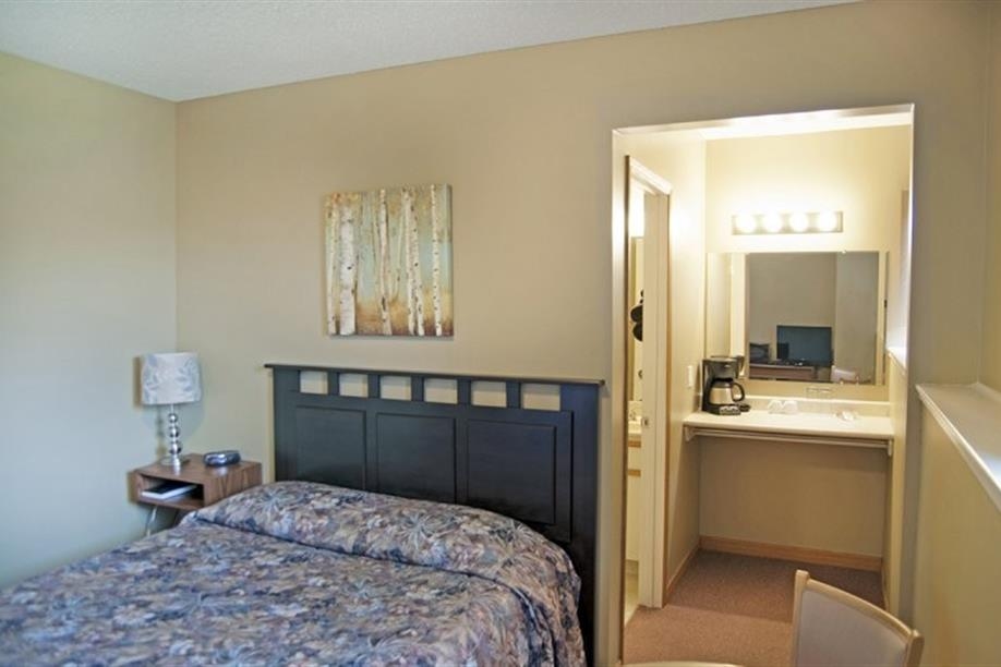 Lakeside Country Inn