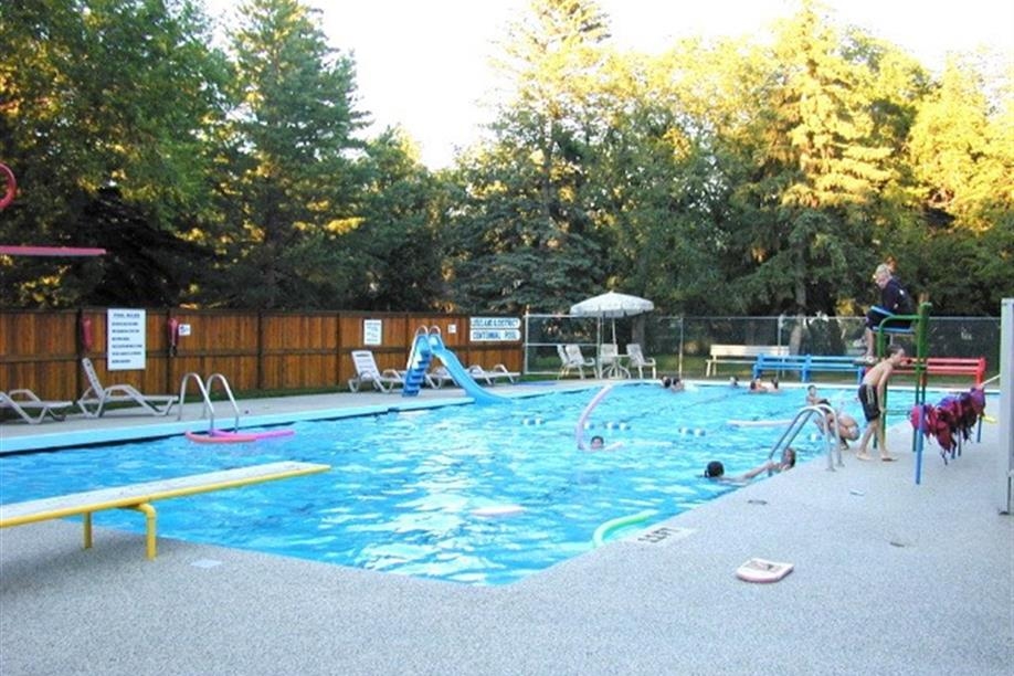 Luseland - Swimming Pool