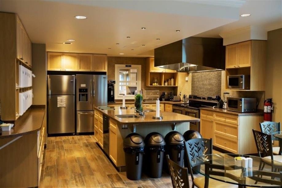 Refresh Inn & Suites - Kitchen