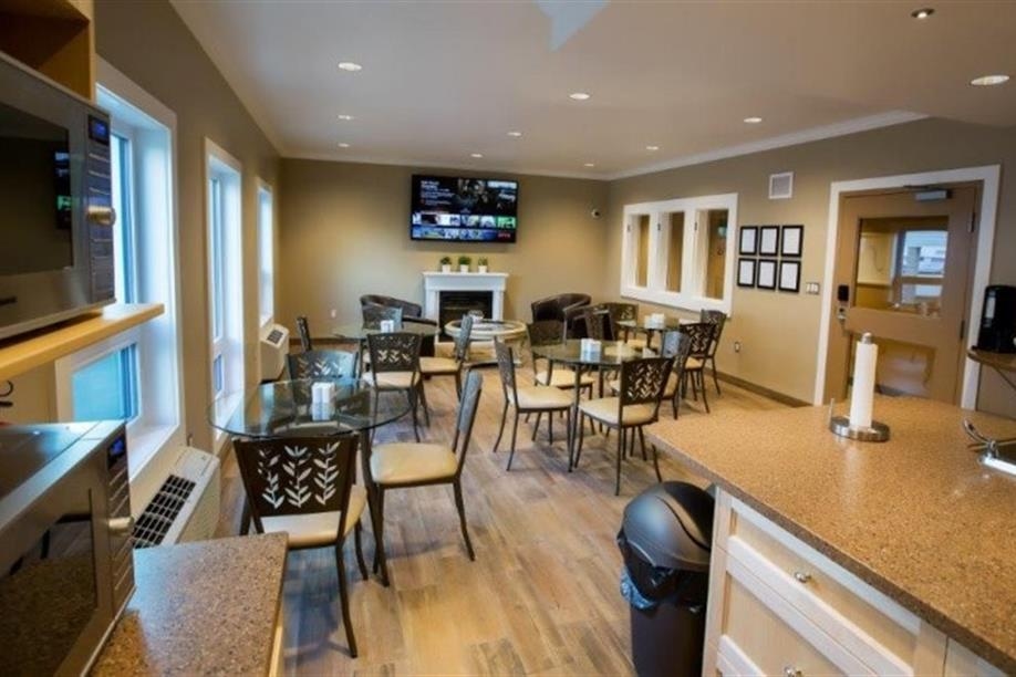 Refresh Inn & Suites - Eating Area