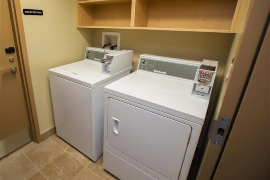Refresh Inn & Suites - Laundry Room