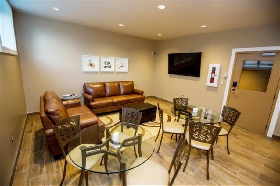 Refresh Inn & Suites - Sitting Area