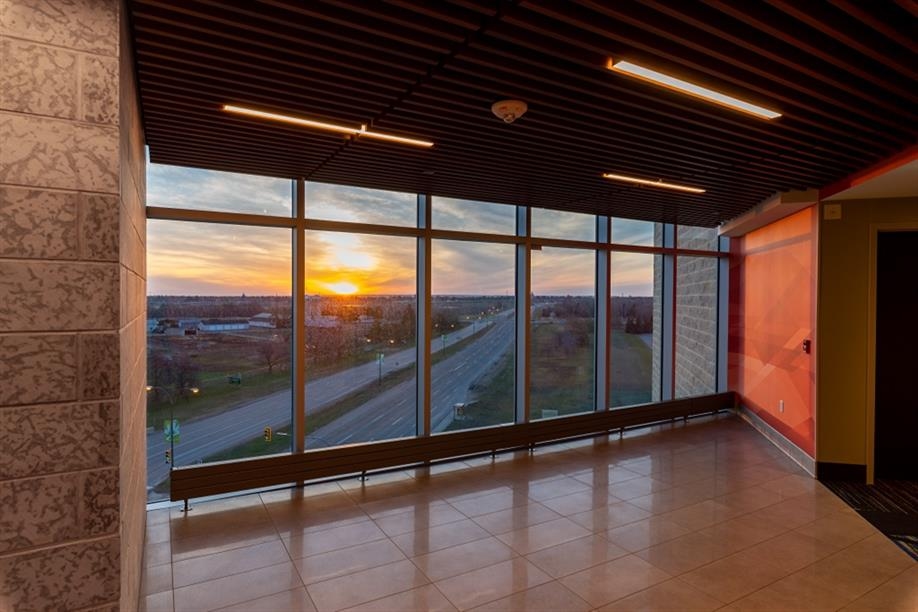 Holiday Inn Express & Suites Saskatoon East - University - Enjoy a stunning sunrise from the Elevator Lobby
