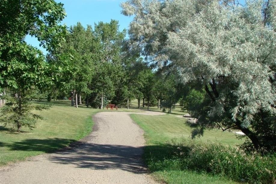 Weyburn - Tatagwa Parkway Trails