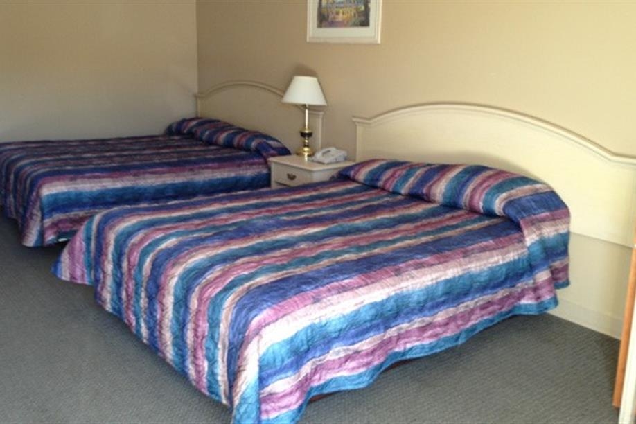 Twilite Motel and RV Park - Standard Two Double Bed Room