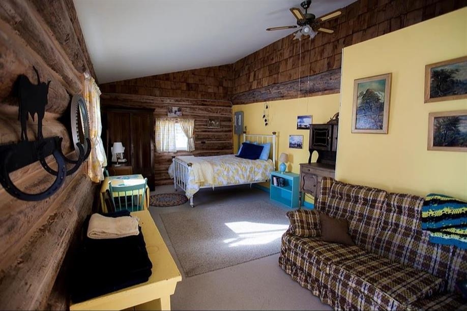 Spring Valley Guest Ranch - Log cabin guest lodging in the Yellow Room