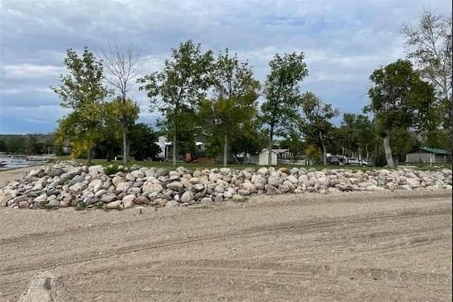 Twin Shores Lodging - East lot view