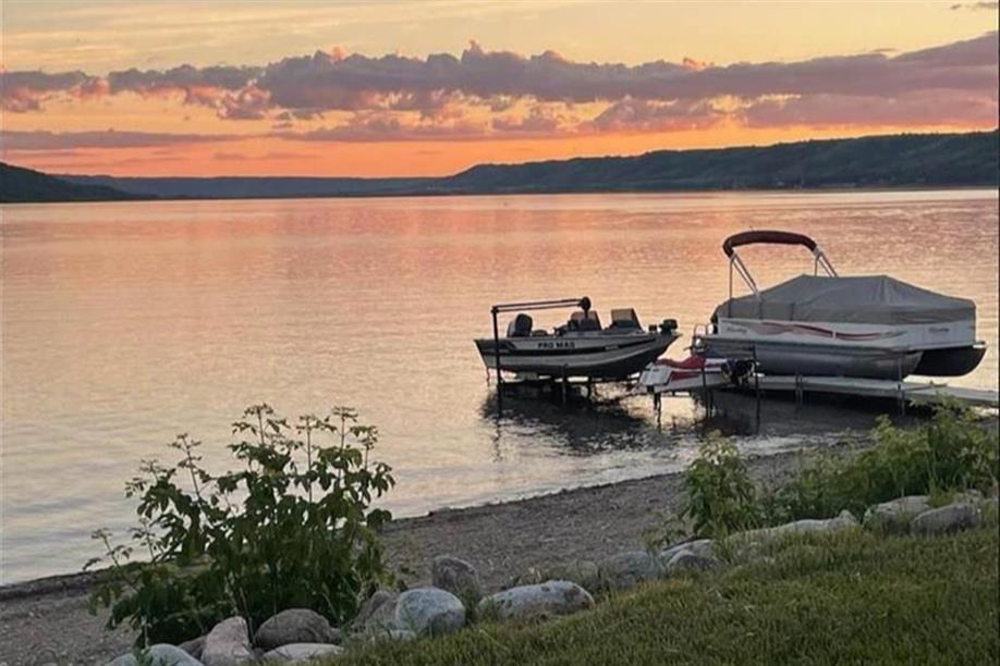 Twin Shores Lodging - West lake view