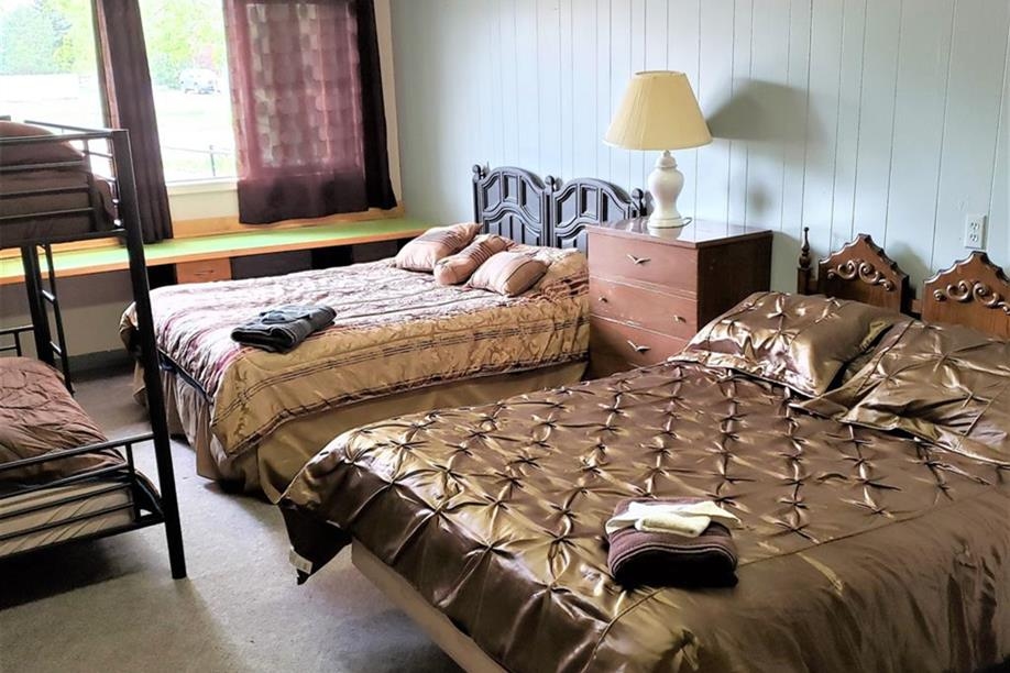 Hodgeville Skool Inn