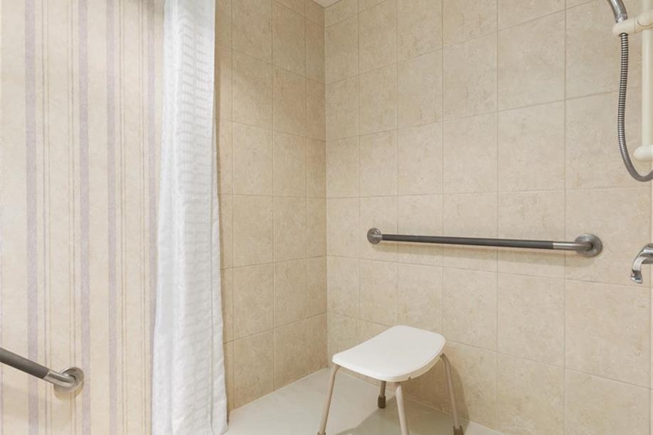 Travelodge by Wyndham Lloydminster - Accessible Bathroom