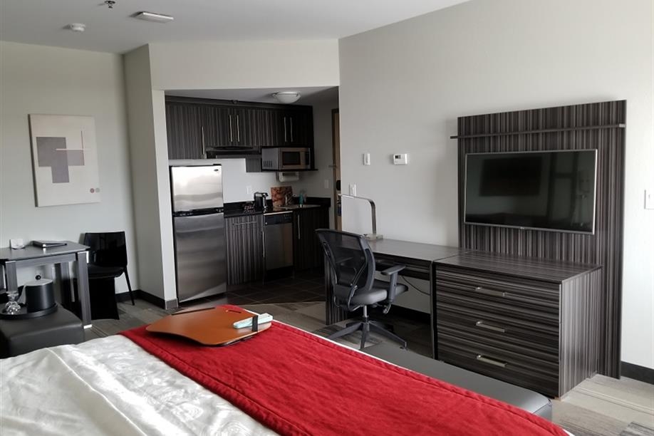 Best Western Plus Airport Inn & Suites - King suite with kitchen