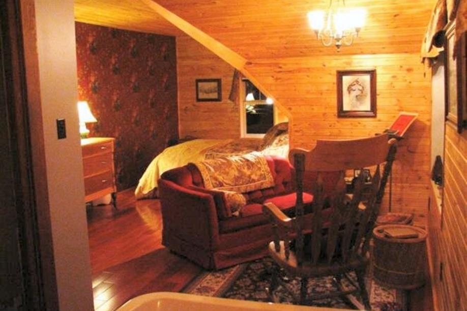 The Music Room - Private bath, Jacuzzi tub, queen size bed, sitting area, romantic decor in deep wines & mauves