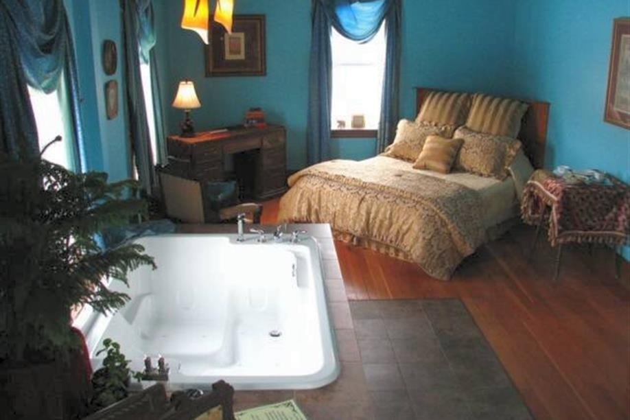 The British Empire Room - Private bath, spa shower, Jacuzzi tub, queen size bed, sitting area, balcony, exotic decor in bold turquoise & gold