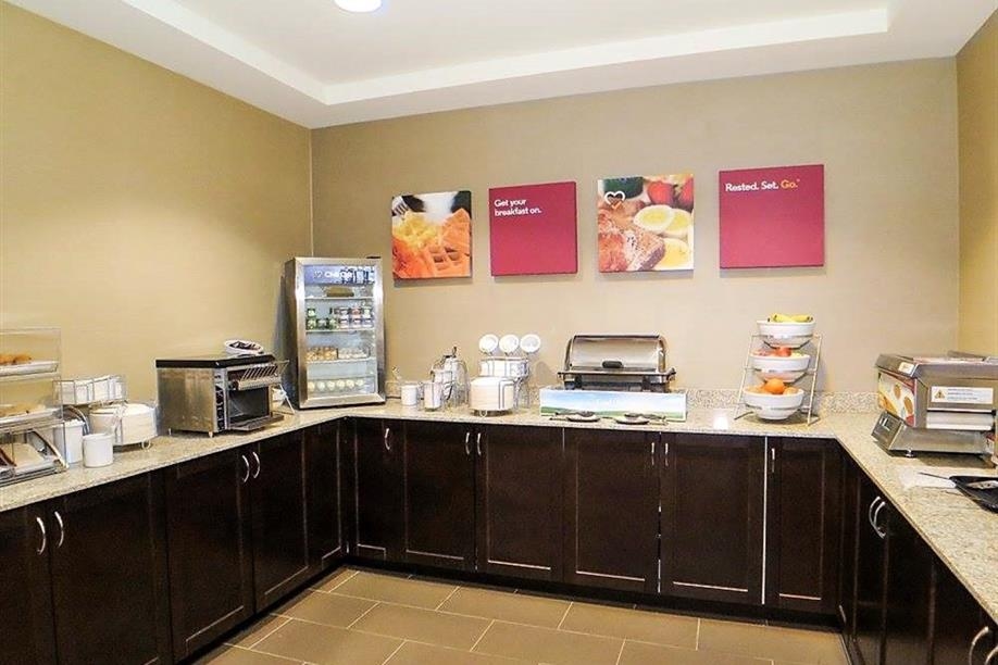 Comfort Suites Regina - Breakfast Area
