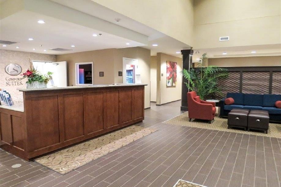 Comfort Suites Regina - Front Desk