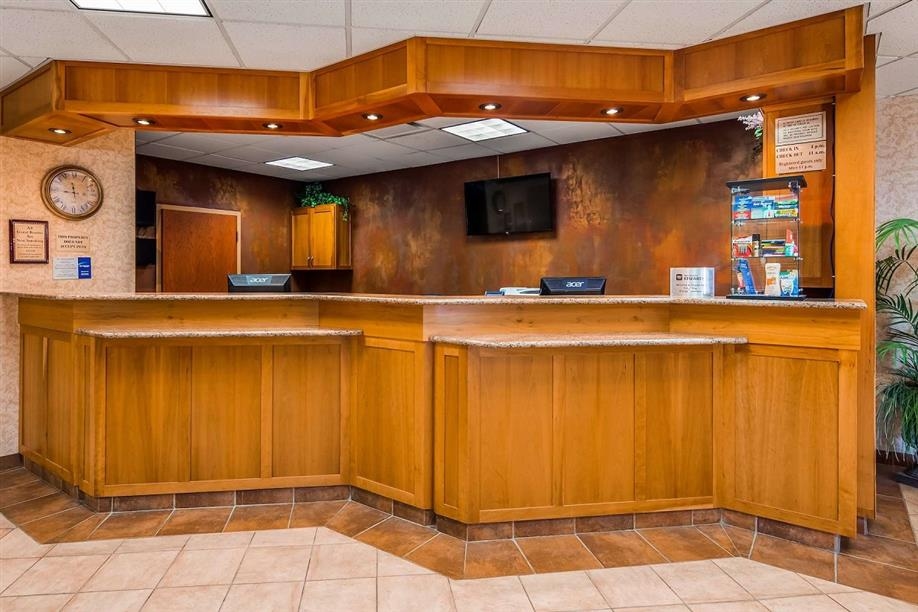 Days Inn By Wyndham Swift Current - Front Desk