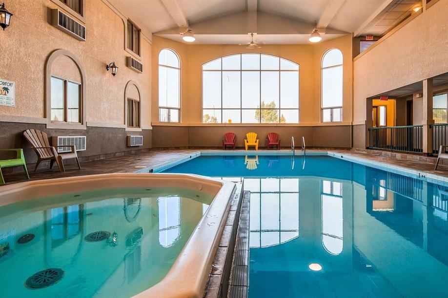 Days Inn By Wyndham Swift Current - Pool and Hot Tub