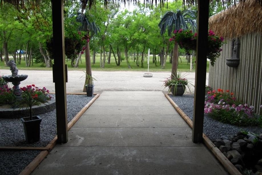 Eagle Valley Park Campground & Cottage Rental - courtyard