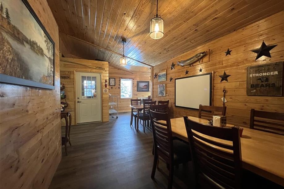 Eagle Bay Resort - Restaurant