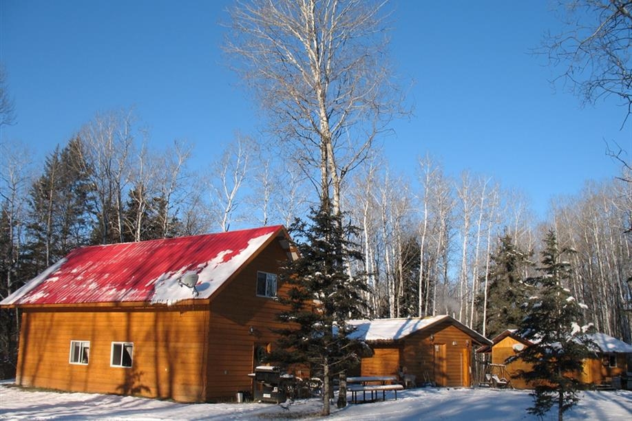 Fir River Ranch has a both in-house accommodation and cabin rentals.