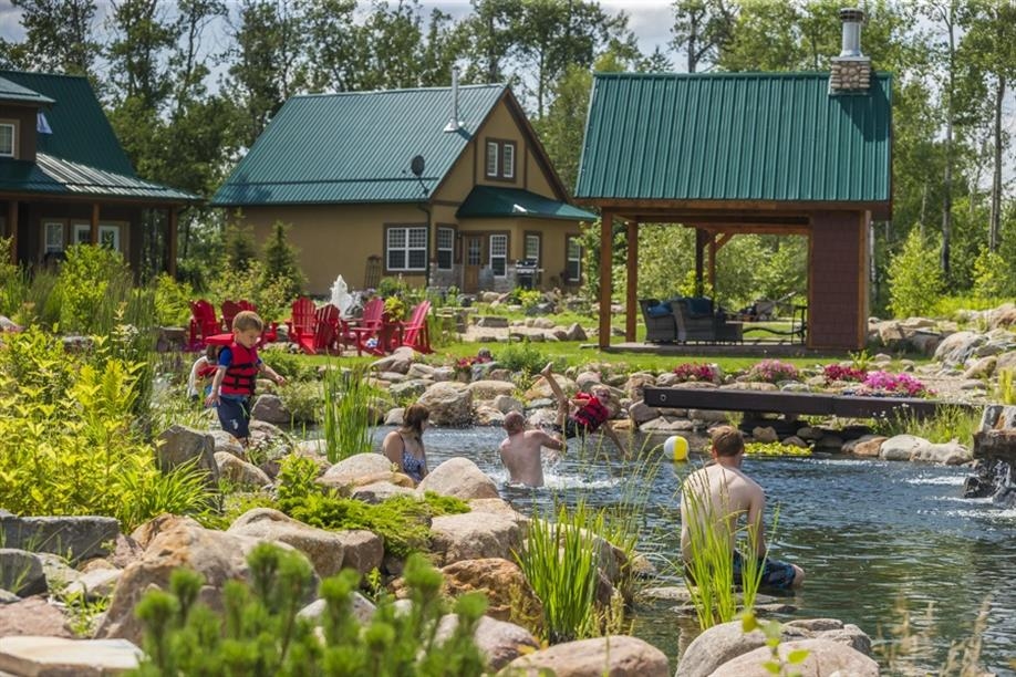 Firesong Resort - The backyard of the Hummingbird Inn