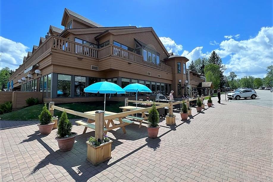 Hawood Inn - Licensed patio dining