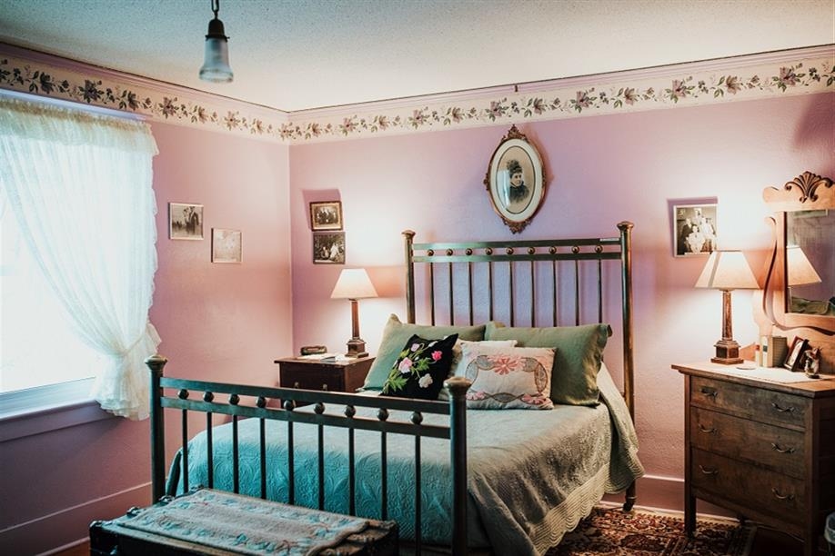 Historic Reesor Ranch - Guest room in the historic ranchhouse