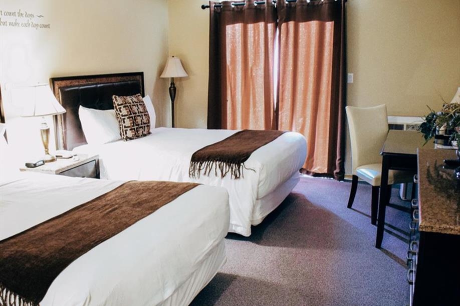 Kenosee Inn and Cabins - Queen Room