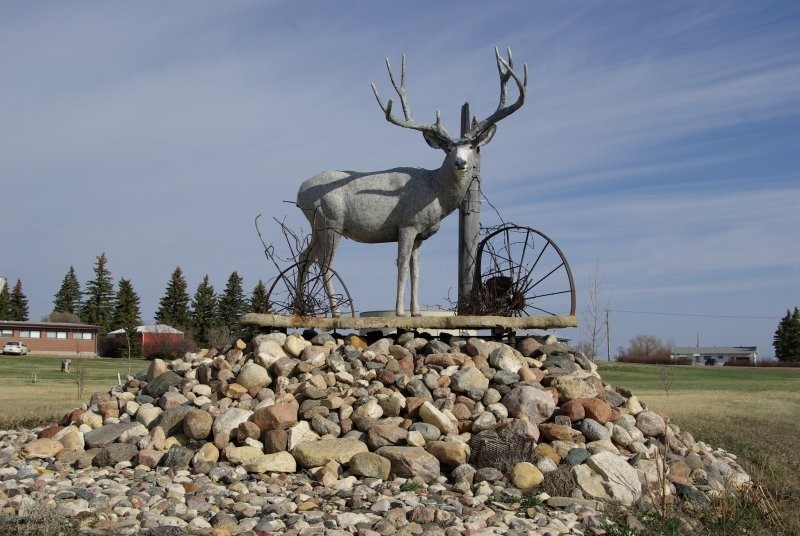 Leader Wildlife Sculptures - Mule Deer - Sculpture by Ralph Berg