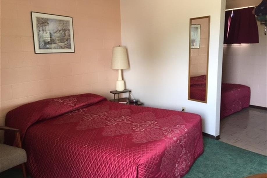 Lone Eagle Motel and Campground