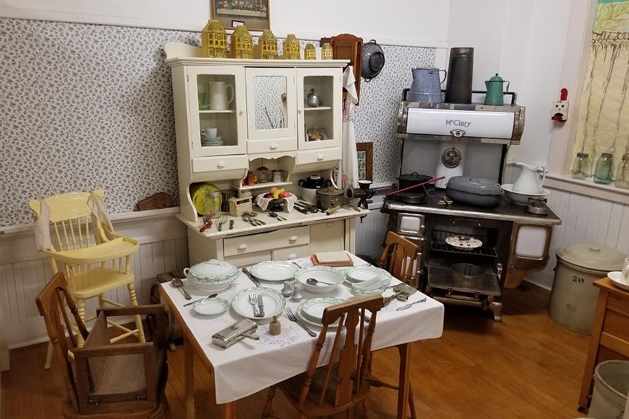 Morse Museum & Cultural Centre - Homestead Room