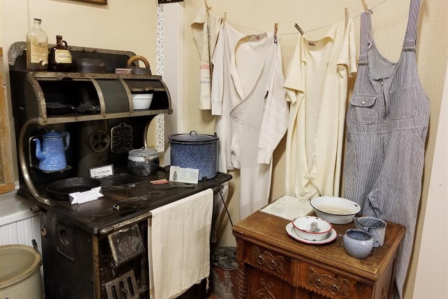 Morse Museum & Cultural Centre - Homestead Room