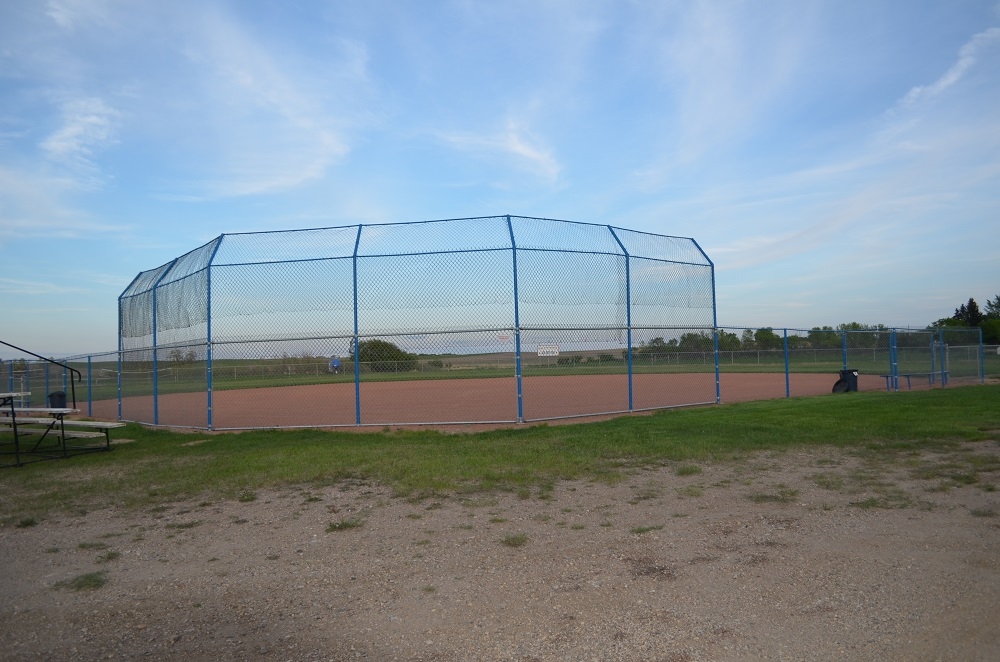 Mossbank RV Park & Swimming Pool - ball diamonds