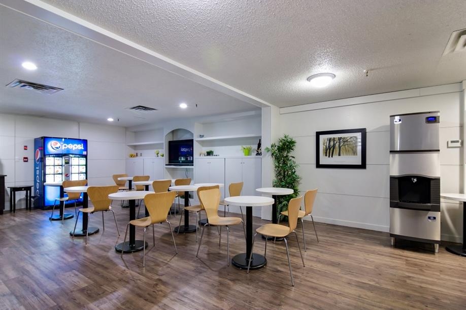 Motel 6 Kerrobert - breakfast room
