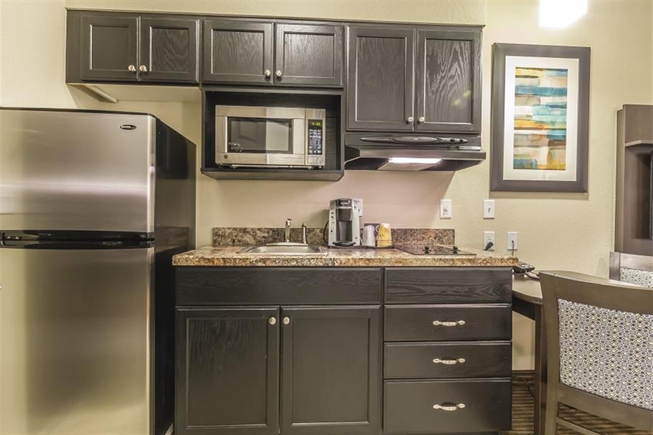 Quality Inn & Suites - Moose Jaw - Kitchenette Area in Guest Room